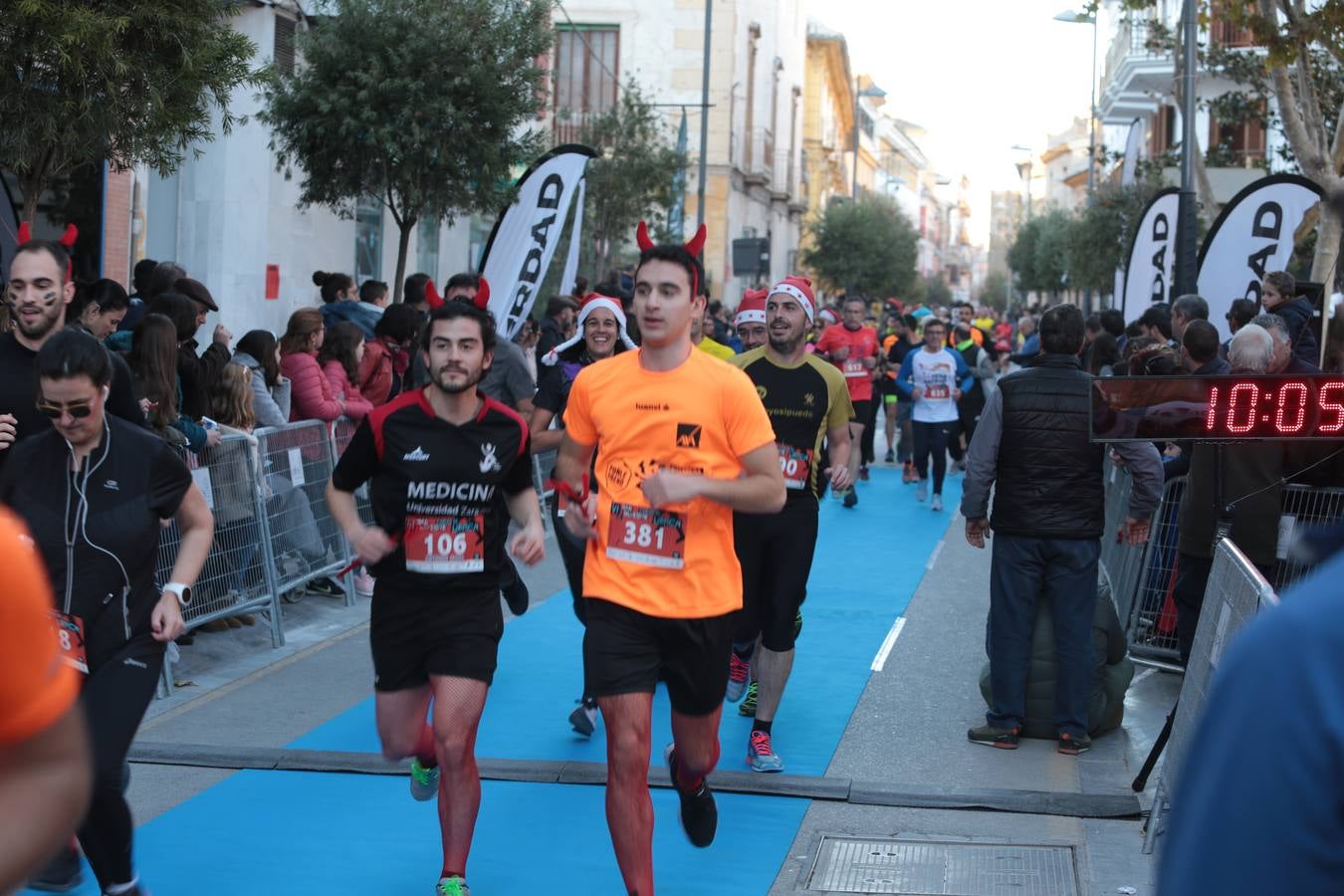 Casi un millar de corredores despiden el año disfrutando del deporte en la Ciudad del Sol por una buena causa