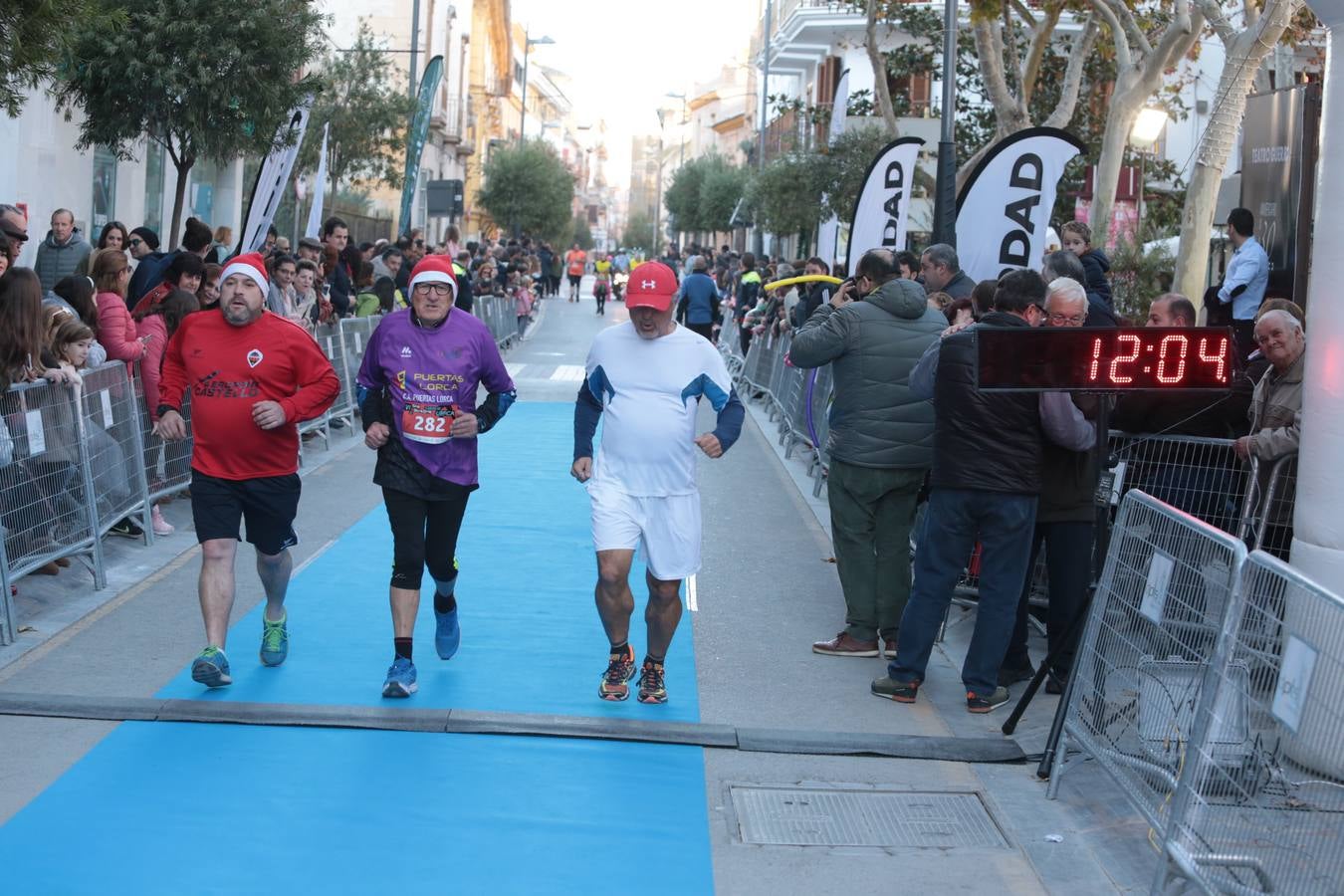 Casi un millar de corredores despiden el año disfrutando del deporte en la Ciudad del Sol por una buena causa