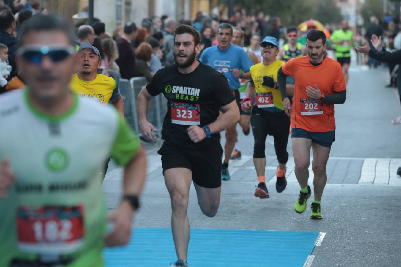 Casi un millar de corredores despiden el año disfrutando del deporte en la Ciudad del Sol por una buena causa