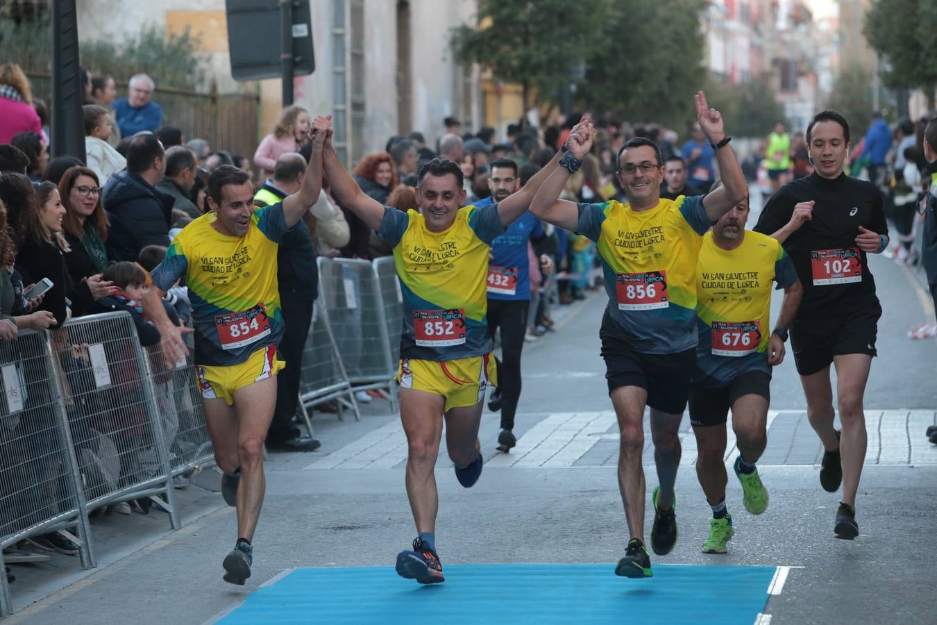 Casi un millar de corredores despiden el año disfrutando del deporte en la Ciudad del Sol por una buena causa