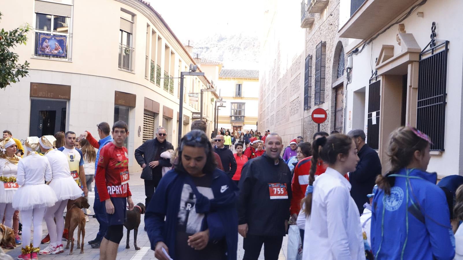 Los disfraces más divertidos y originales corrieron por las calles de la Ciudad del Sol en la última carrera del año.