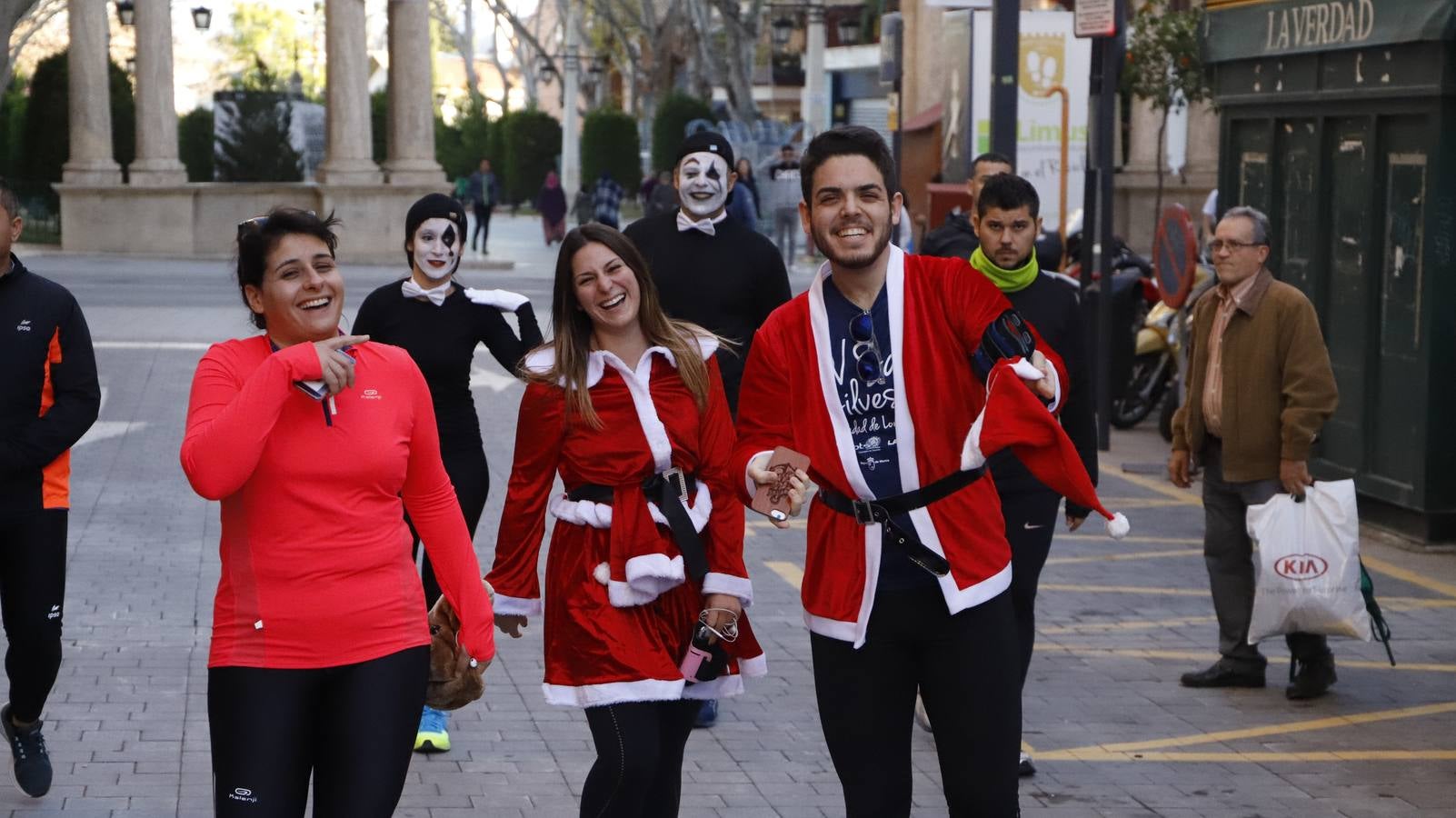 Los disfraces más divertidos y originales corrieron por las calles de la Ciudad del Sol en la última carrera del año.