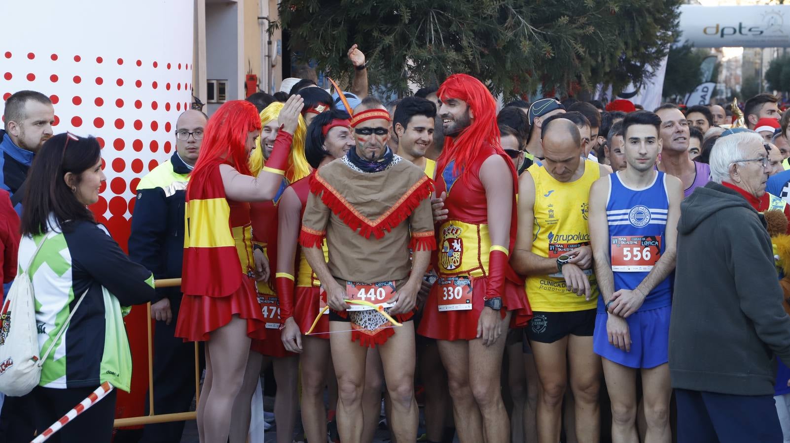 Los disfraces más divertidos y originales corrieron por las calles de la Ciudad del Sol en la última carrera del año.