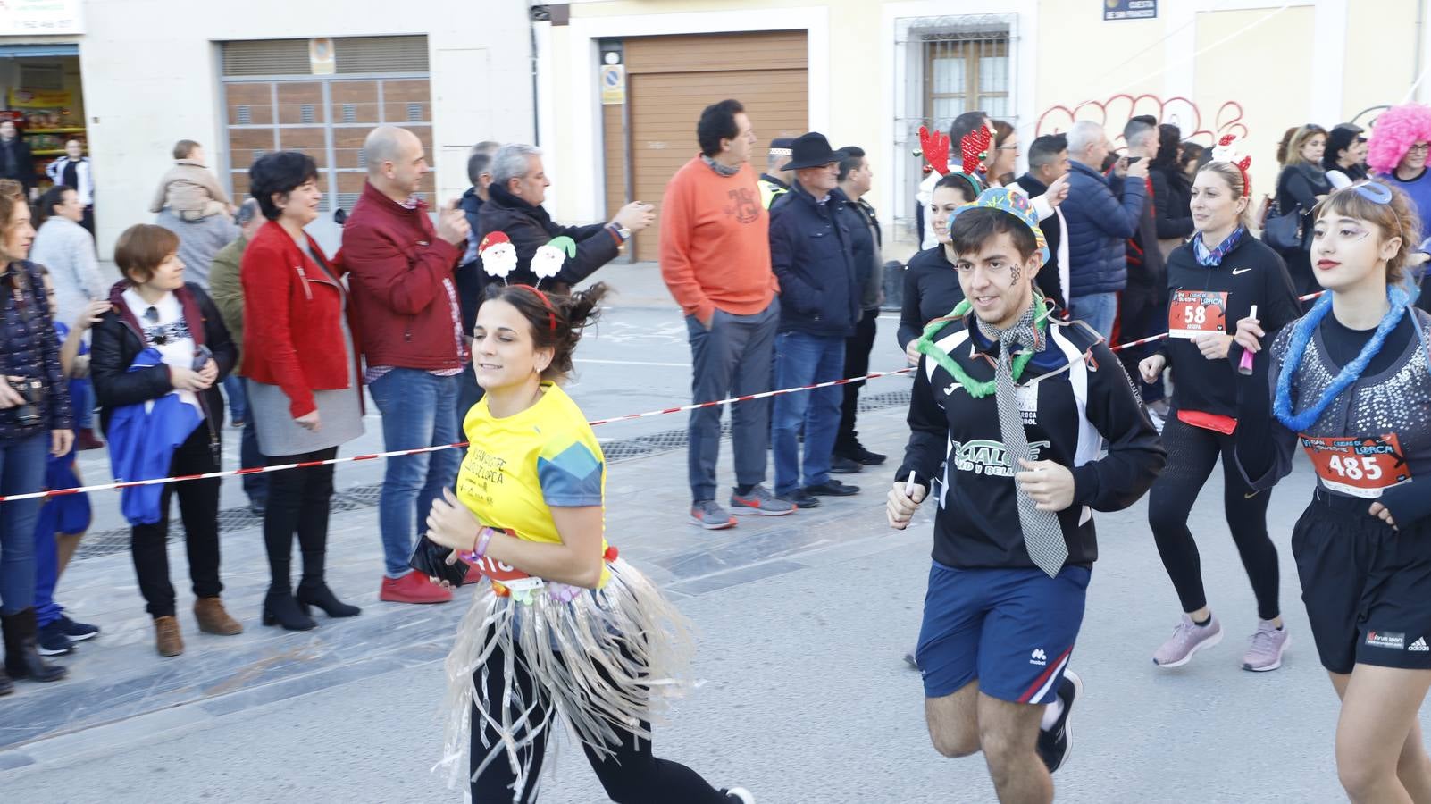 Los disfraces más divertidos y originales corrieron por las calles de la Ciudad del Sol en la última carrera del año.