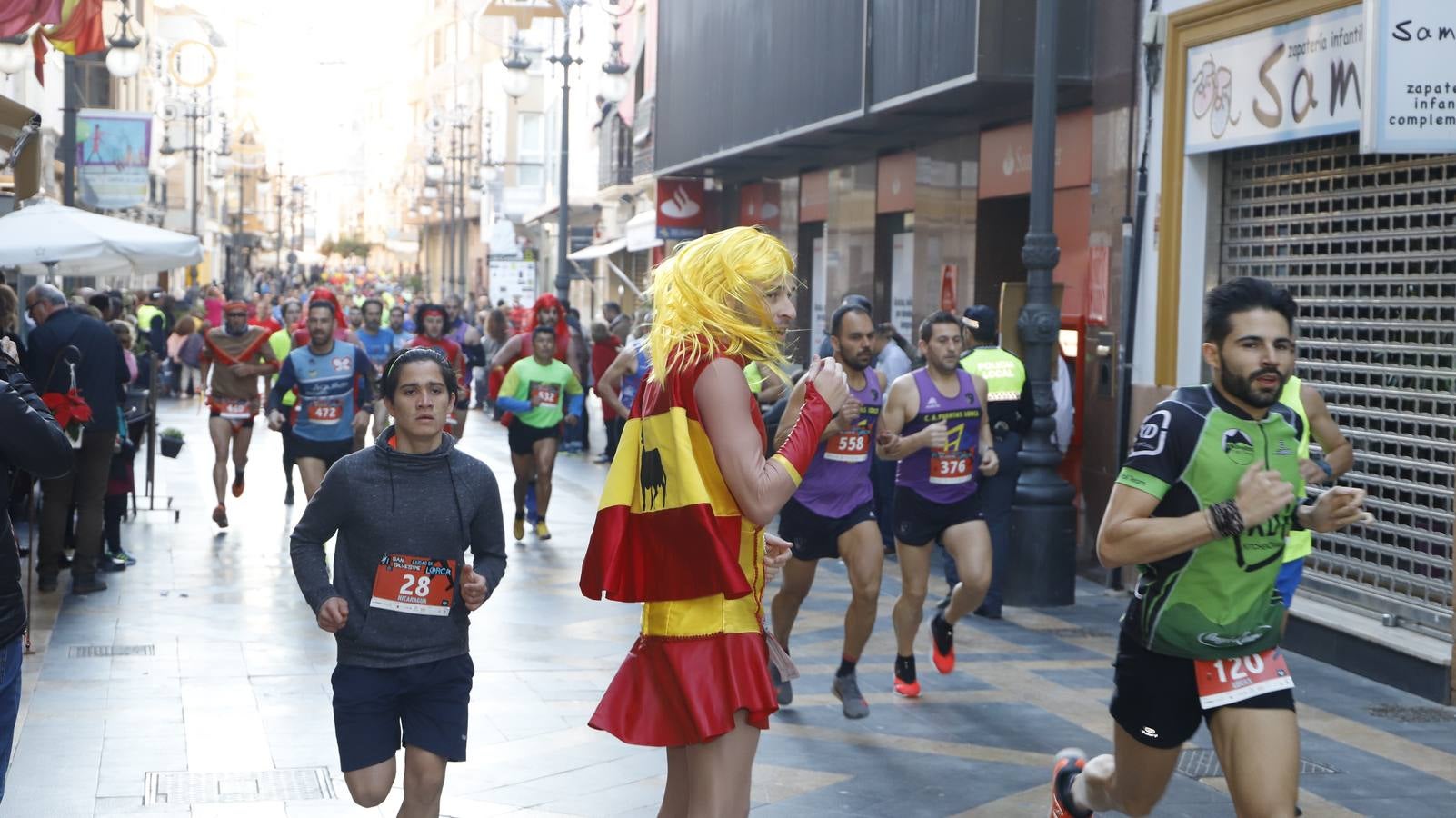 Los disfraces más divertidos y originales corrieron por las calles de la Ciudad del Sol en la última carrera del año.