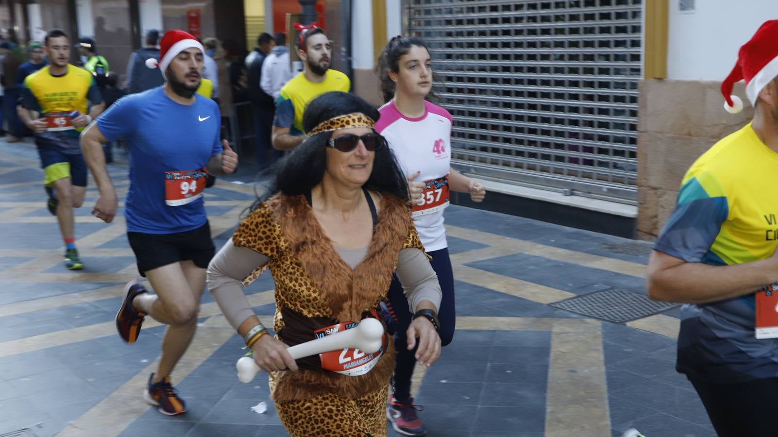 Los disfraces más divertidos y originales corrieron por las calles de la Ciudad del Sol en la última carrera del año.