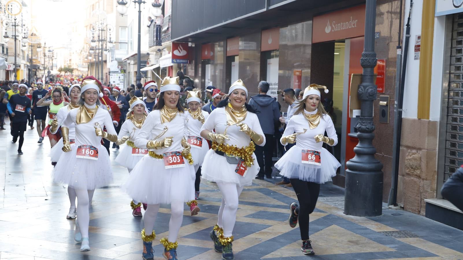 Los disfraces más divertidos y originales corrieron por las calles de la Ciudad del Sol en la última carrera del año.