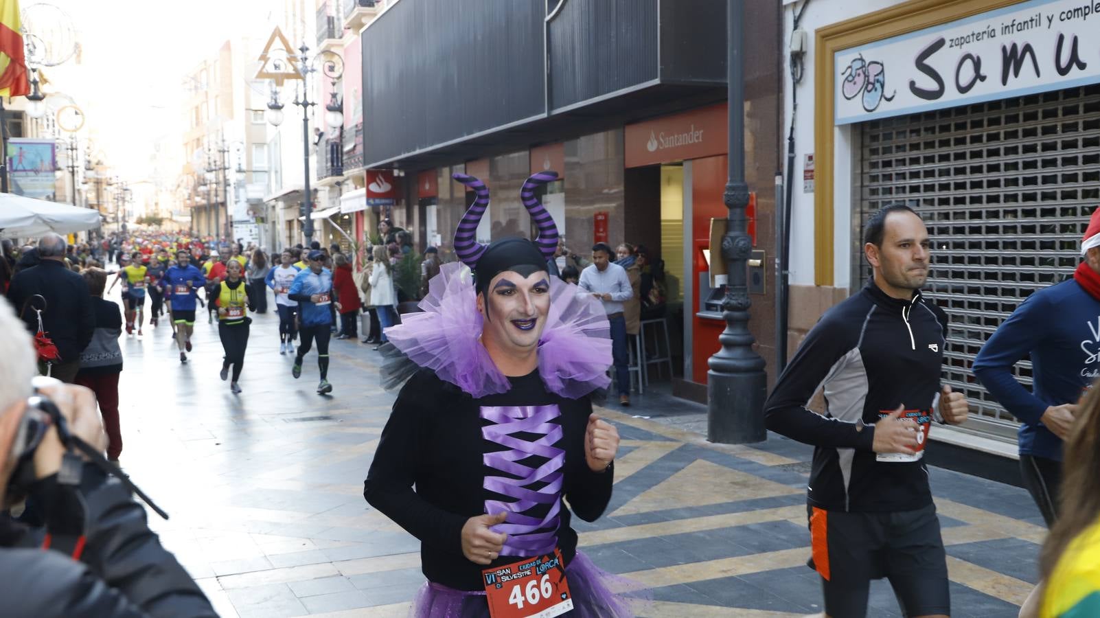 Los disfraces más divertidos y originales corrieron por las calles de la Ciudad del Sol en la última carrera del año.