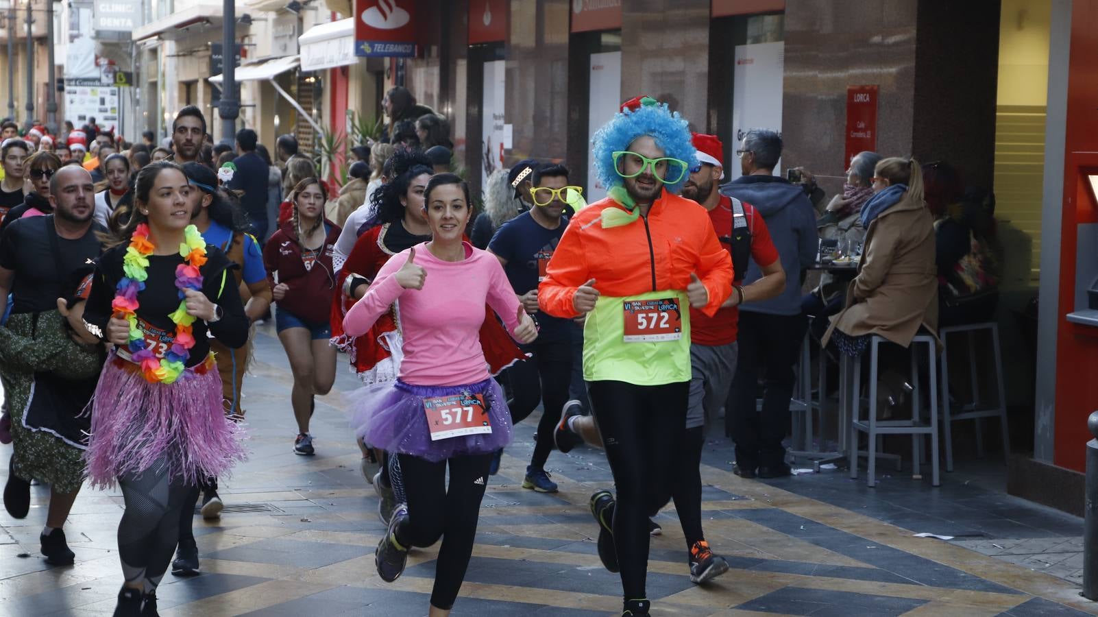 Los disfraces más divertidos y originales corrieron por las calles de la Ciudad del Sol en la última carrera del año.