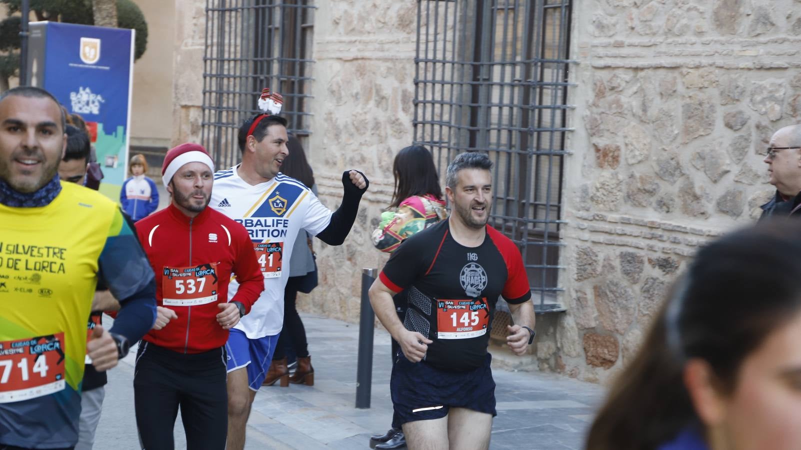 Los disfraces más divertidos y originales corrieron por las calles de la Ciudad del Sol en la última carrera del año.