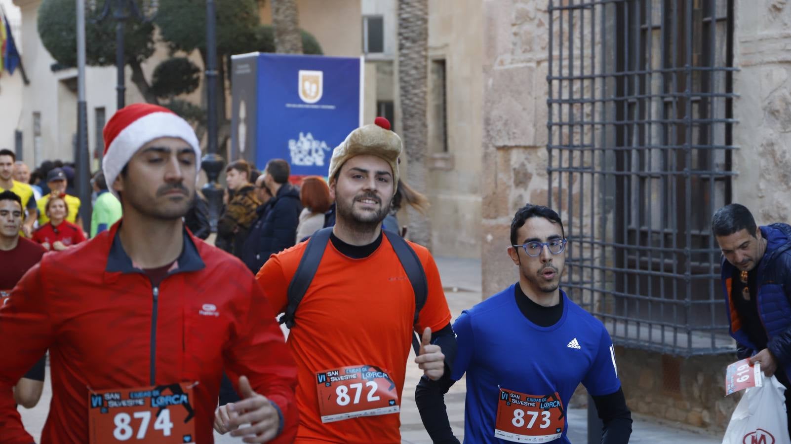 Los disfraces más divertidos y originales corrieron por las calles de la Ciudad del Sol en la última carrera del año.