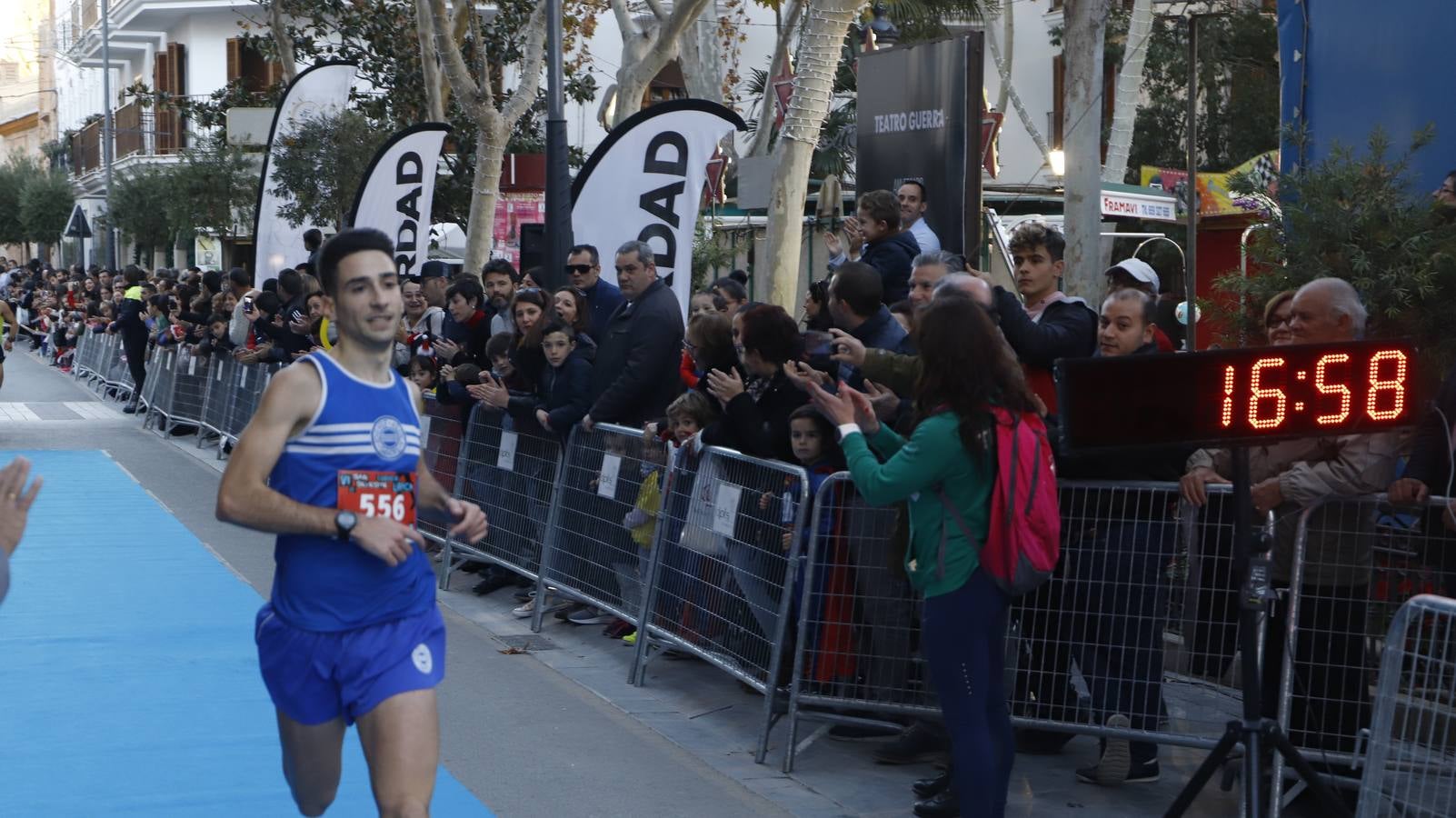 Los disfraces más divertidos y originales corrieron por las calles de la Ciudad del Sol en la última carrera del año.