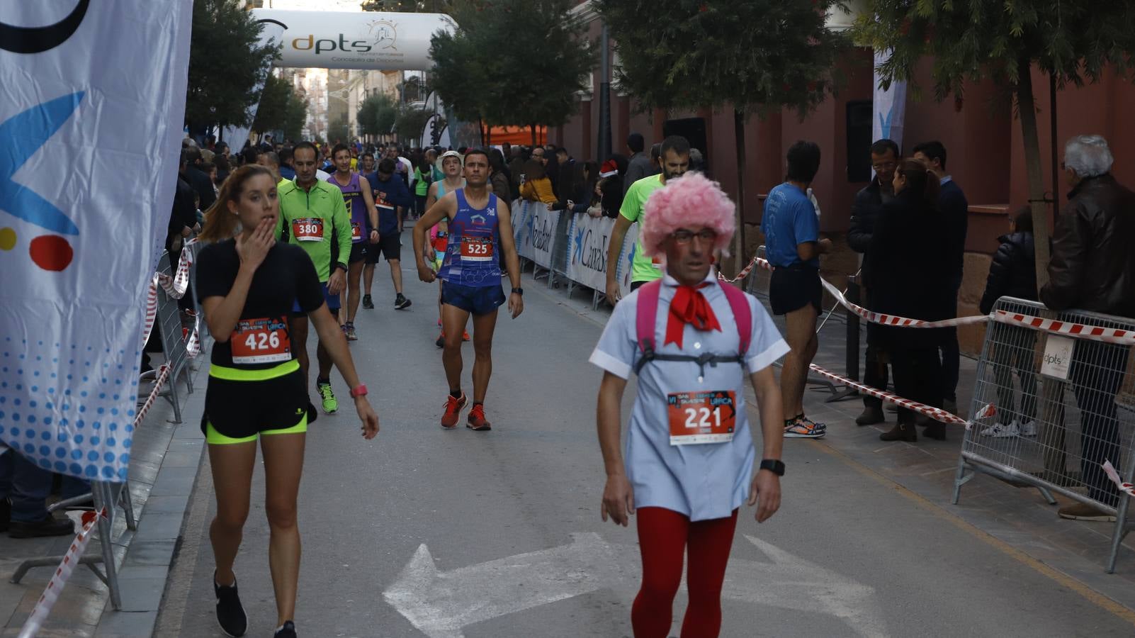 Los disfraces más divertidos y originales corrieron por las calles de la Ciudad del Sol en la última carrera del año.