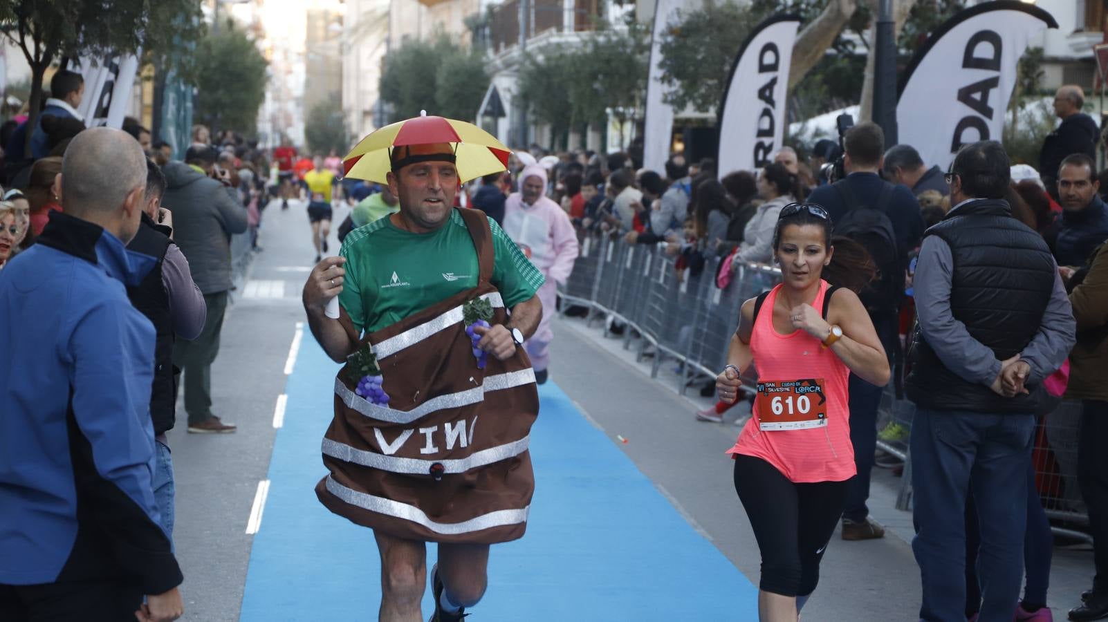 Los disfraces más divertidos y originales corrieron por las calles de la Ciudad del Sol en la última carrera del año.