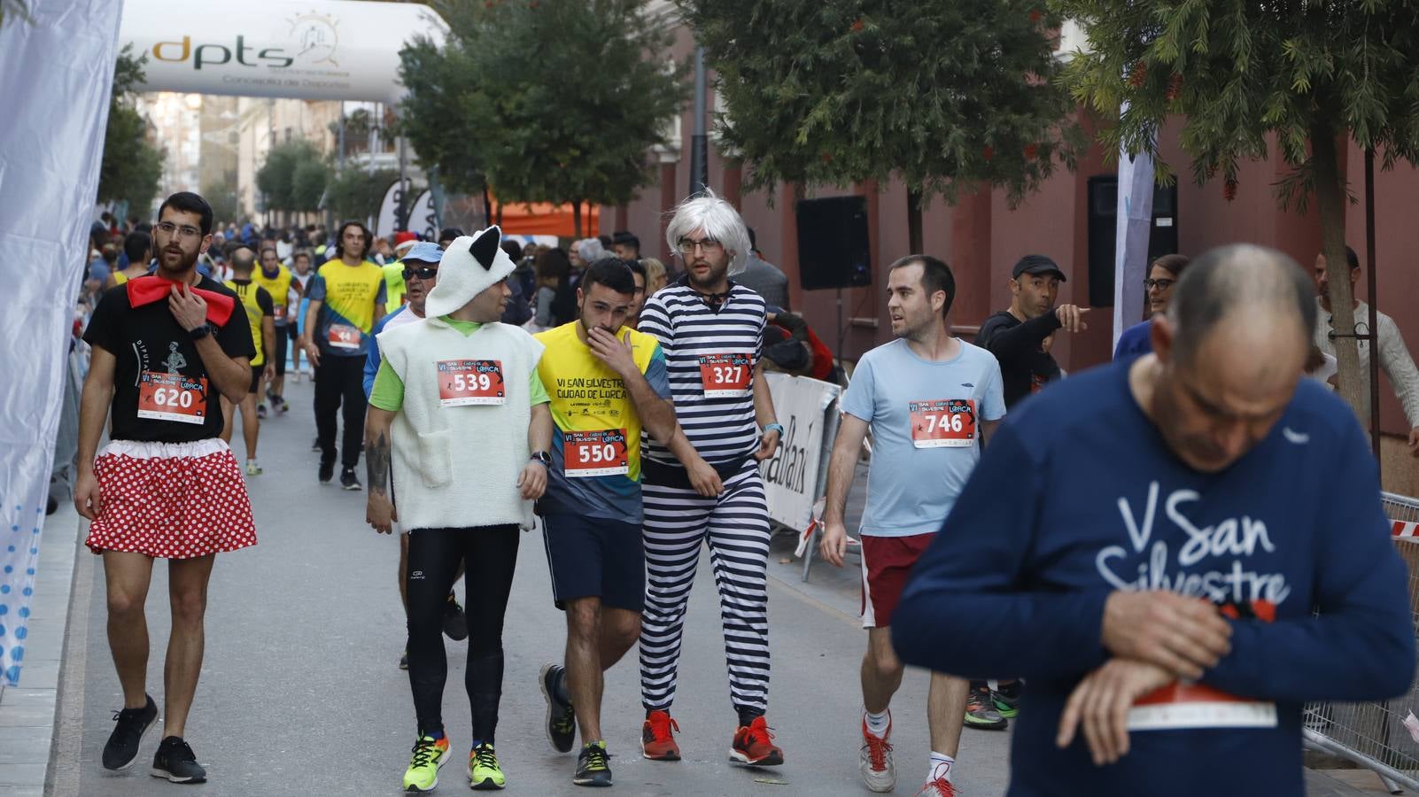 Los disfraces más divertidos y originales corrieron por las calles de la Ciudad del Sol en la última carrera del año.