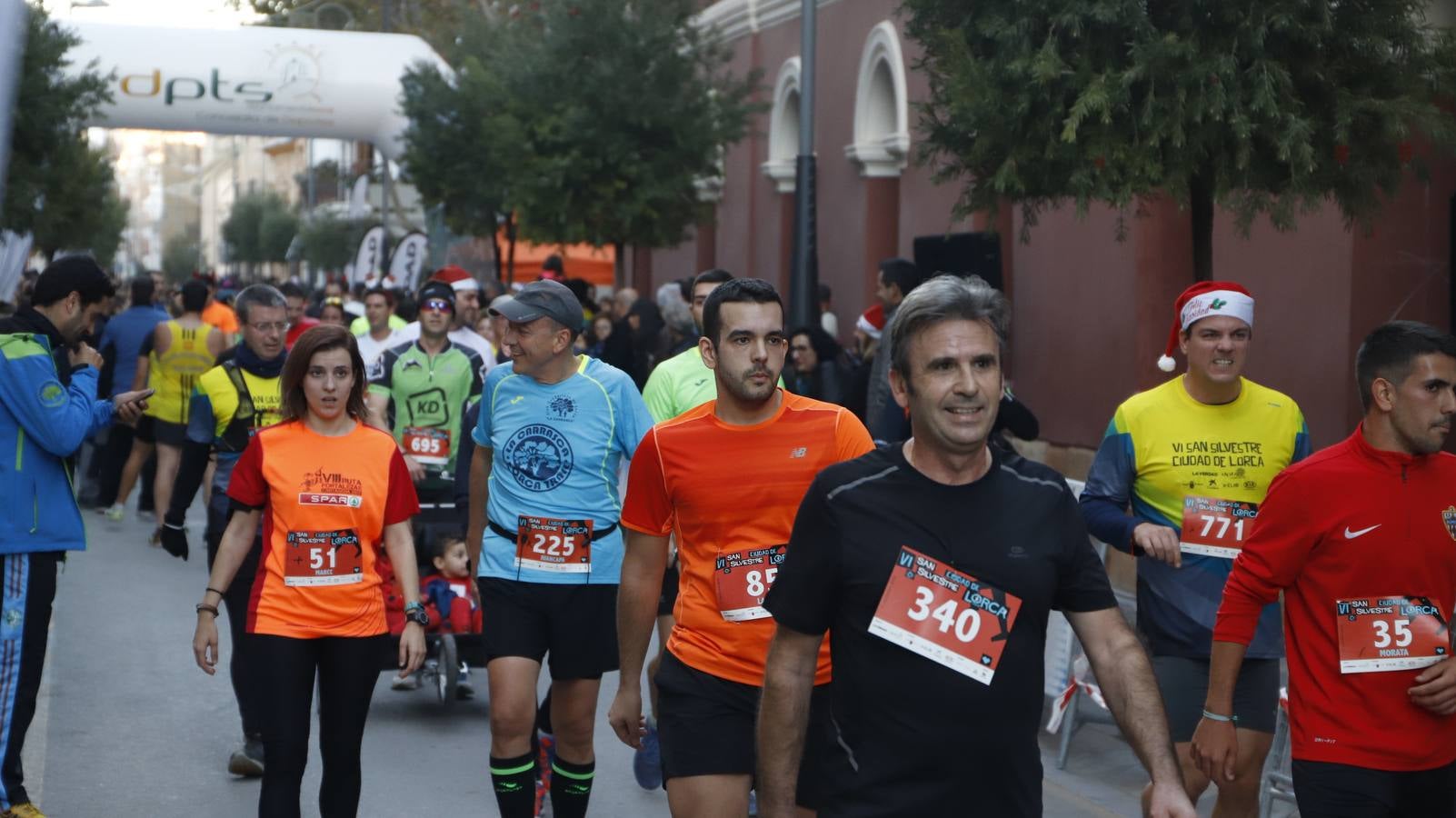 Los disfraces más divertidos y originales corrieron por las calles de la Ciudad del Sol en la última carrera del año.