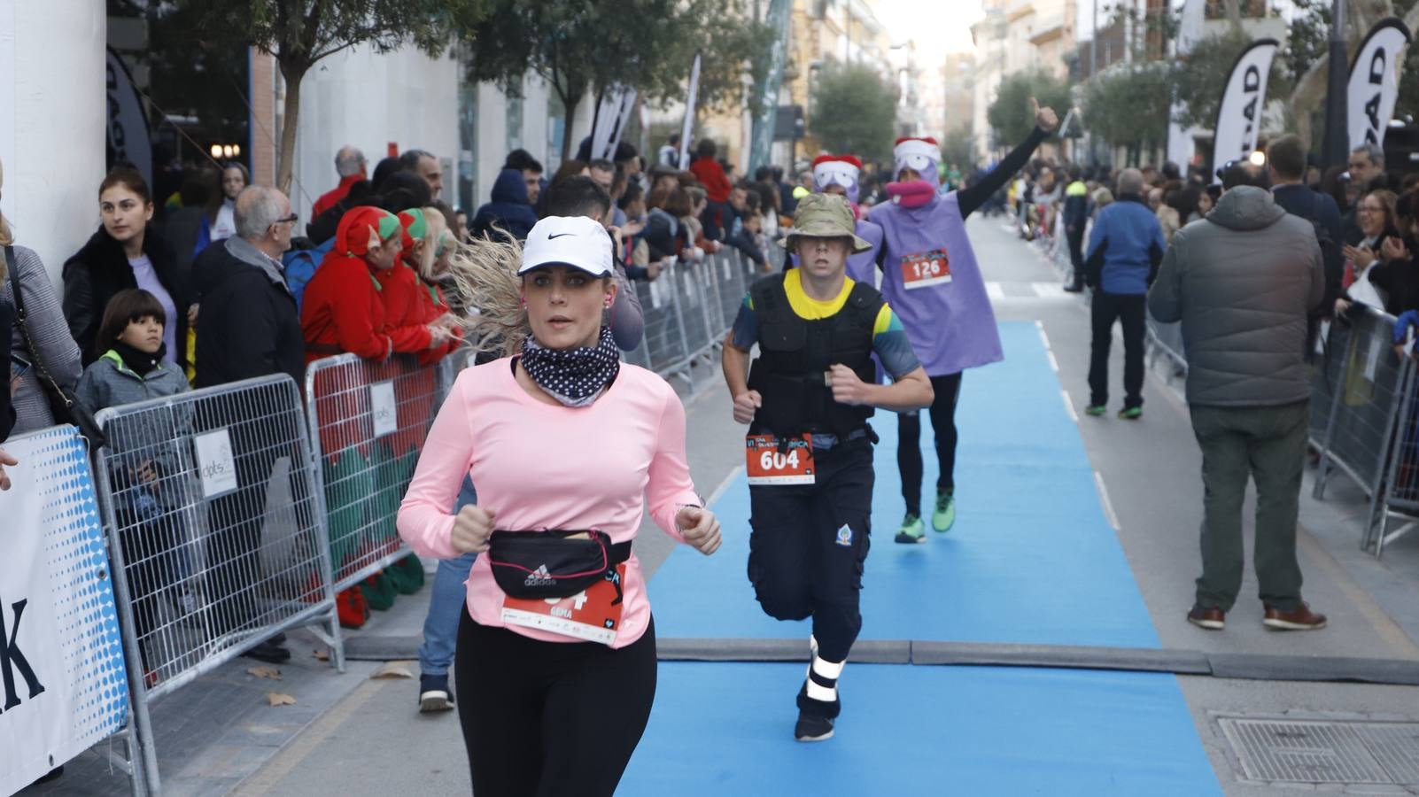 Los disfraces más divertidos y originales corrieron por las calles de la Ciudad del Sol en la última carrera del año.