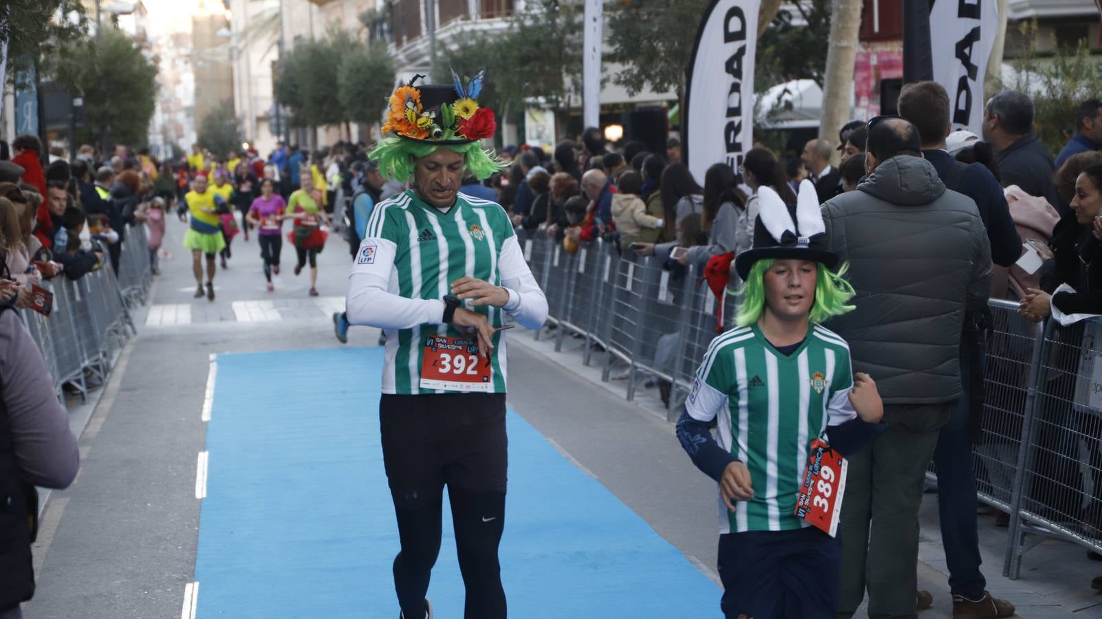 Los disfraces más divertidos y originales corrieron por las calles de la Ciudad del Sol en la última carrera del año.