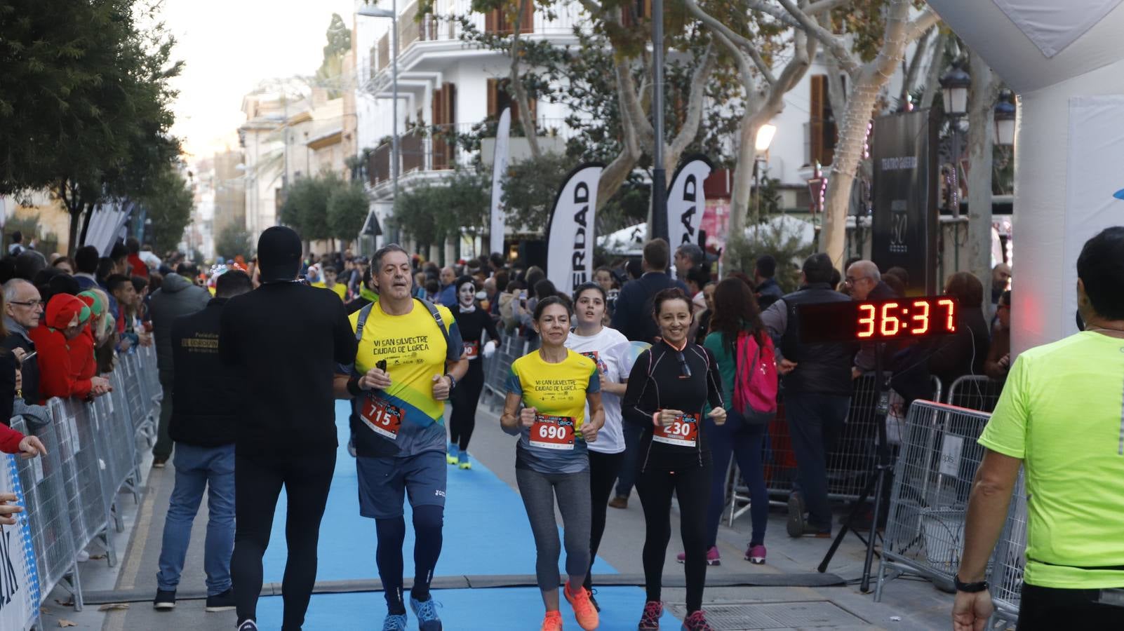 Los disfraces más divertidos y originales corrieron por las calles de la Ciudad del Sol en la última carrera del año.