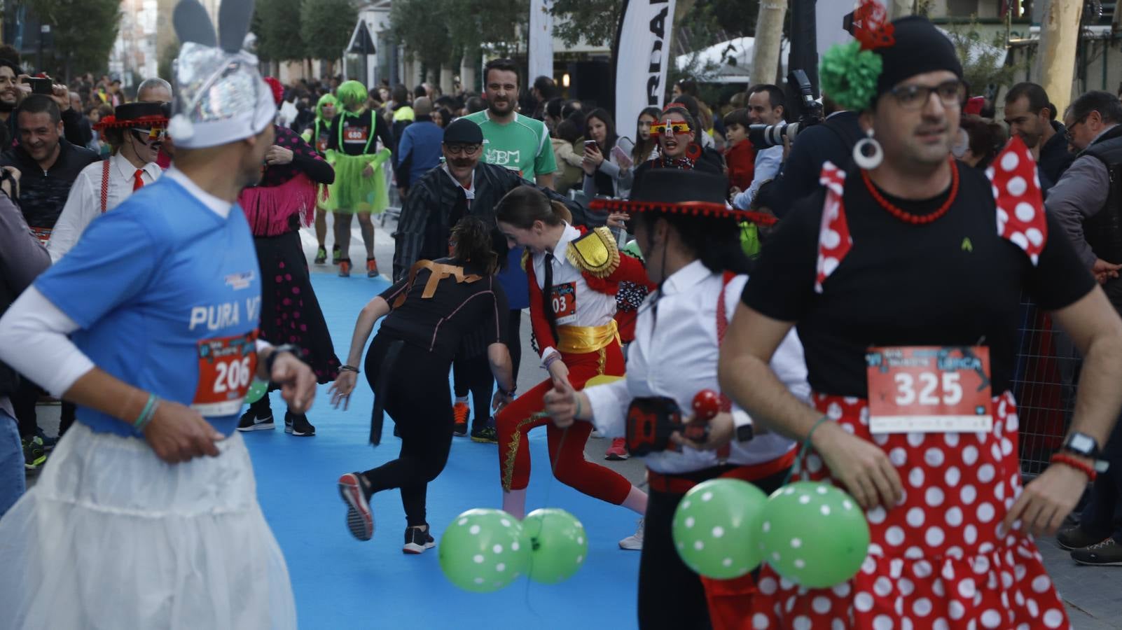 Los disfraces más divertidos y originales corrieron por las calles de la Ciudad del Sol en la última carrera del año.