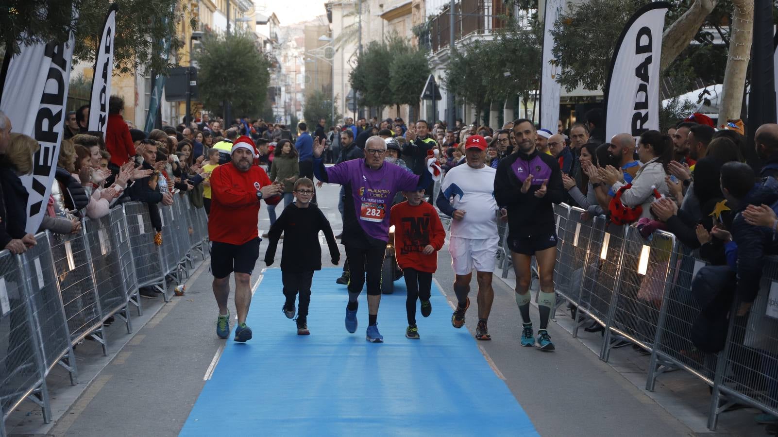 Los disfraces más divertidos y originales corrieron por las calles de la Ciudad del Sol en la última carrera del año.