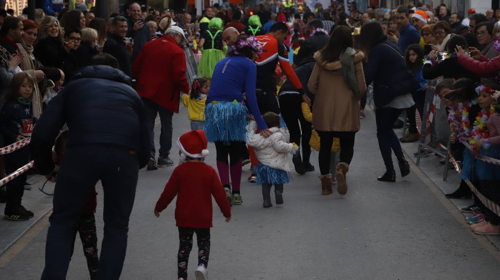 Los disfraces más divertidos y originales corrieron por las calles de la Ciudad del Sol en la última carrera del año.