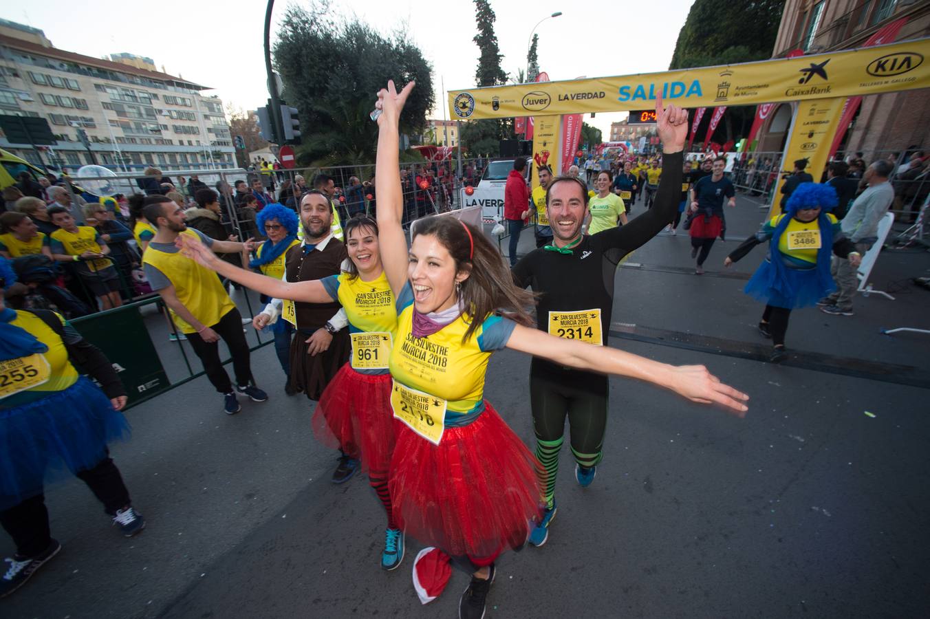 La carrera más divertida del mundo alejó durante unas horas el protagonismo en la tarde de Nochevieja de la plaza de las Flores y de Pérez Casas