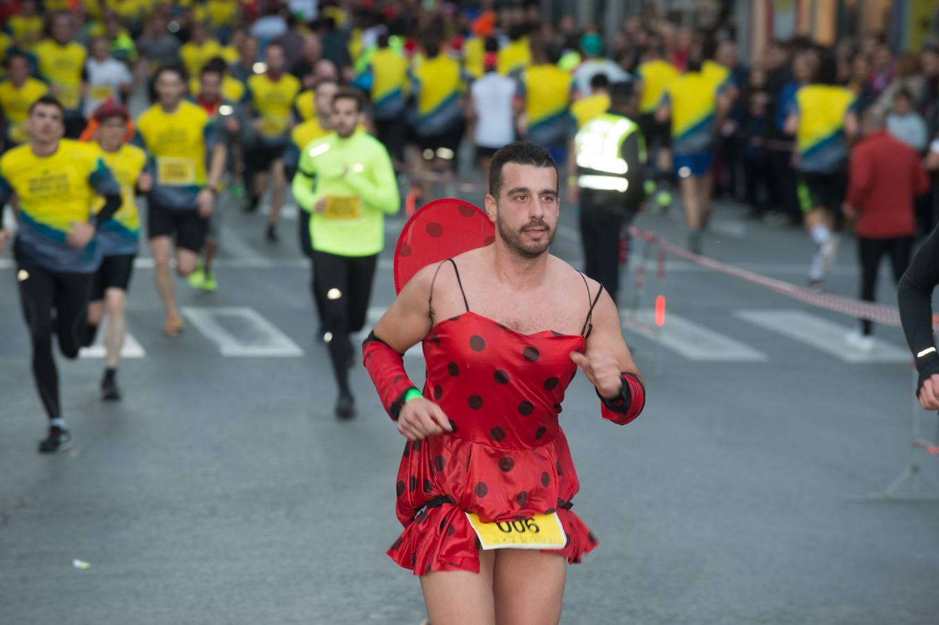 La carrera más divertida del mundo alejó durante unas horas el protagonismo en la tarde de Nochevieja de la plaza de las Flores y de Pérez Casas