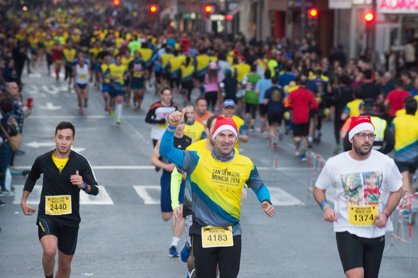 La carrera más divertida del mundo alejó durante unas horas el protagonismo en la tarde de Nochevieja de la plaza de las Flores y de Pérez Casas