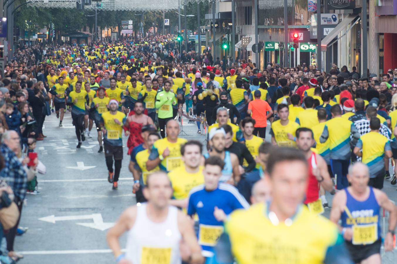 La carrera más divertida del mundo alejó durante unas horas el protagonismo en la tarde de Nochevieja de la plaza de las Flores y de Pérez Casas