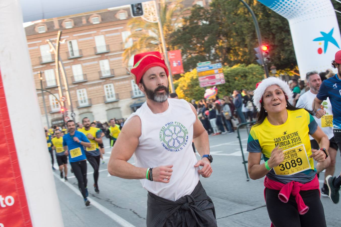 La carrera más divertida del mundo alejó durante unas horas el protagonismo en la tarde de Nochevieja de la plaza de las Flores y de Pérez Casas