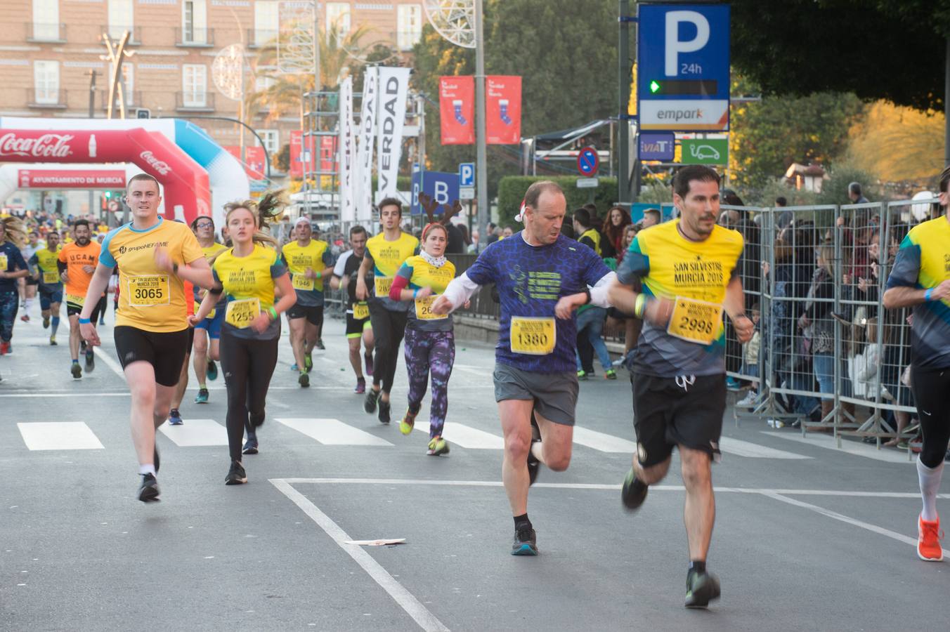 La carrera más divertida del mundo alejó durante unas horas el protagonismo en la tarde de Nochevieja de la plaza de las Flores y de Pérez Casas