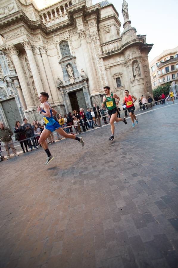 La carrera más divertida del mundo alejó durante unas horas el protagonismo en la tarde de Nochevieja de la plaza de las Flores y de Pérez Casas