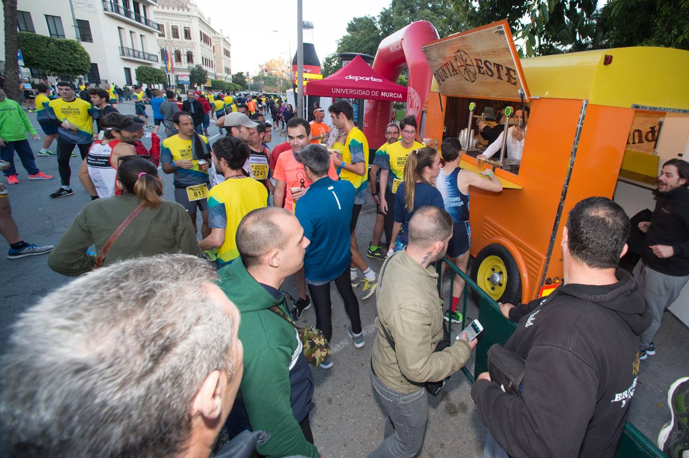 La carrera más divertida del mundo alejó durante unas horas el protagonismo en la tarde de Nochevieja de la plaza de las Flores y de Pérez Casas