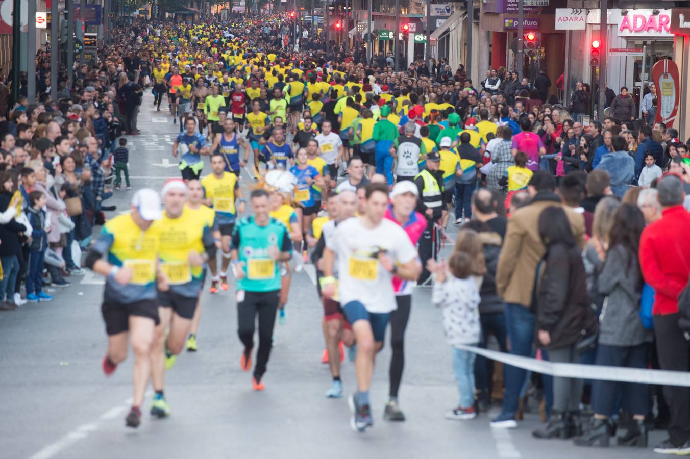 La carrera más divertida del mundo alejó durante unas horas el protagonismo en la tarde de Nochevieja de la plaza de las Flores y de Pérez Casas