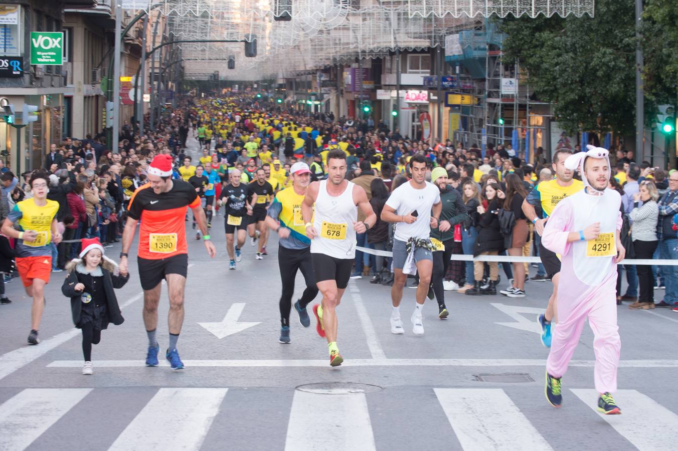 La carrera más divertida del mundo alejó durante unas horas el protagonismo en la tarde de Nochevieja de la plaza de las Flores y de Pérez Casas