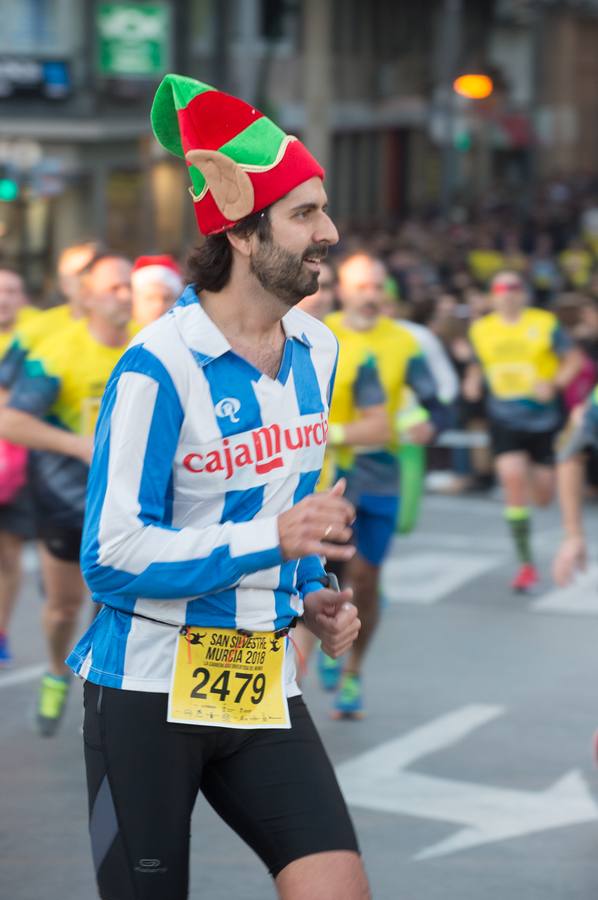 La carrera más divertida del mundo alejó durante unas horas el protagonismo en la tarde de Nochevieja de la plaza de las Flores y de Pérez Casas