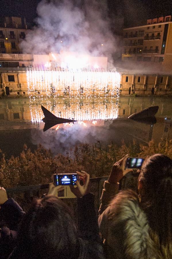 La terraza de los Molinos del Río acogió anoche el último de los espectáculos piromusicales que el Ayuntamiento de Murcia ha organizado para recibir el nuevo año 2019, que ha sido una de las principales novedades de las fiestas navideñas.