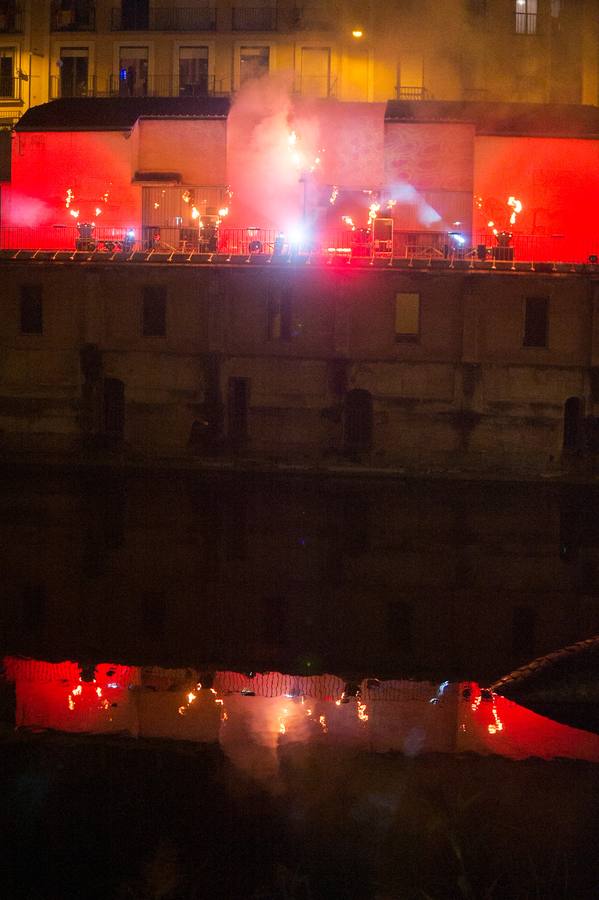 La terraza de los Molinos del Río acogió anoche el último de los espectáculos piromusicales que el Ayuntamiento de Murcia ha organizado para recibir el nuevo año 2019, que ha sido una de las principales novedades de las fiestas navideñas.