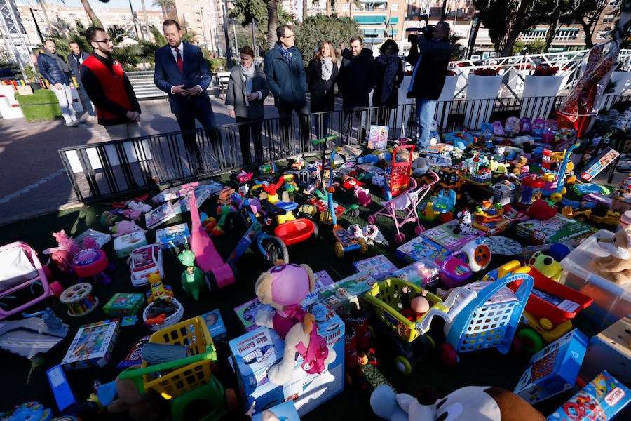 Los niños que disfrutaron de las actividades y talleres que se están llevando a cabo esta Navidad fueron los encargados de dejarlos. Cruz Roja, Cáritas y Educa los repartirán entre los menores más desfavorecidos del municipio
