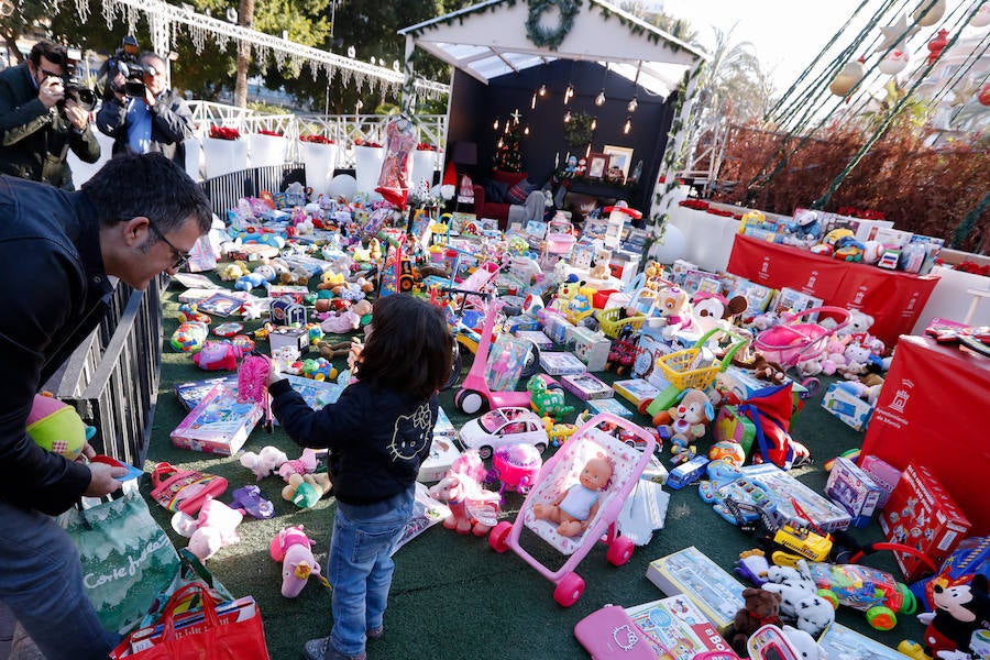 Los niños que disfrutaron de las actividades y talleres que se están llevando a cabo esta Navidad fueron los encargados de dejarlos. Cruz Roja, Cáritas y Educa los repartirán entre los menores más desfavorecidos del municipio