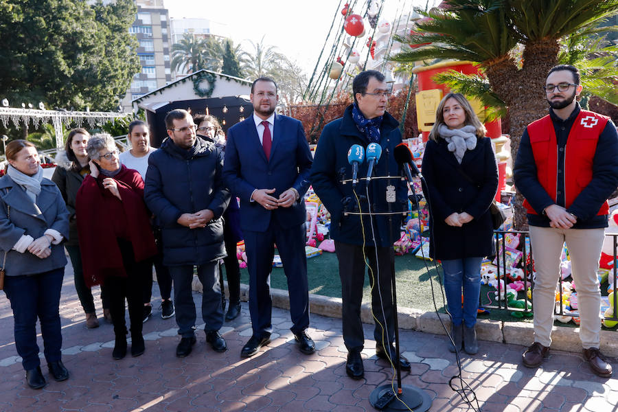 Los niños que disfrutaron de las actividades y talleres que se están llevando a cabo esta Navidad fueron los encargados de dejarlos. Cruz Roja, Cáritas y Educa los repartirán entre los menores más desfavorecidos del municipio