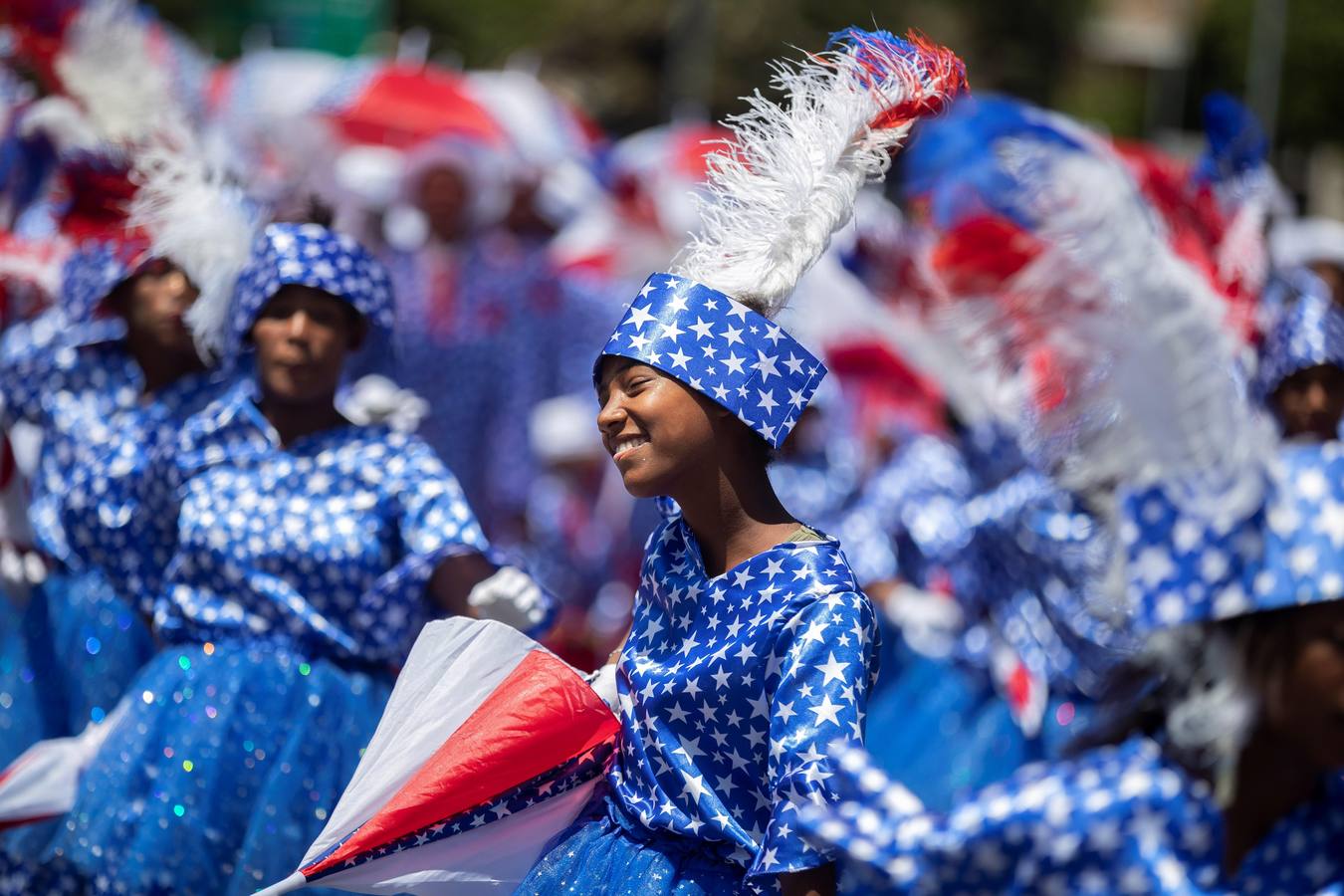 Miembros de las comparsas del Minstrel Carnival participan en el Carnaval de Segundo Año Nuevo «Tweede Nuwe Yaar», por las calles de Ciudad del Cabo, Sudáfrica.