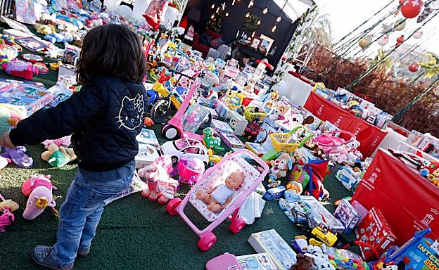 Juguetes donados en el punto solidario de la Plaza Circular.