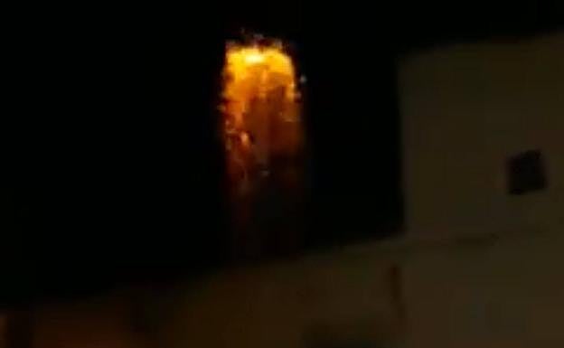 La chimenea incendiada.