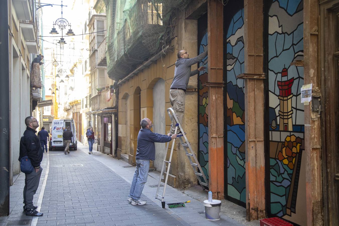 Grafiteros locales decoran, con variadas creaciones, las paredes de locales vacíos y solares pendientes de construir en las calles del Aire y Cuatro Santos