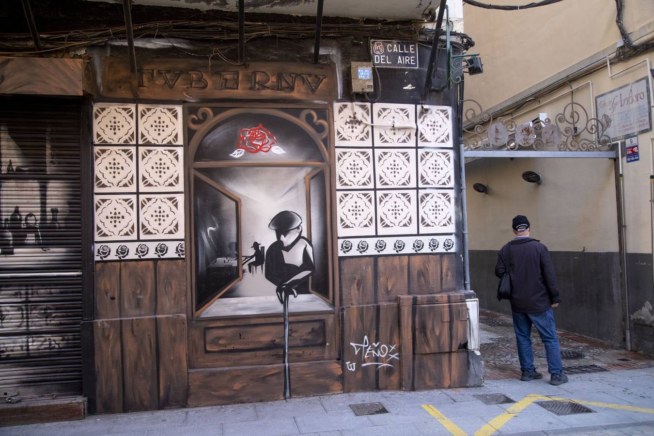 Grafiteros locales decoran, con variadas creaciones, las paredes de locales vacíos y solares pendientes de construir en las calles del Aire y Cuatro Santos