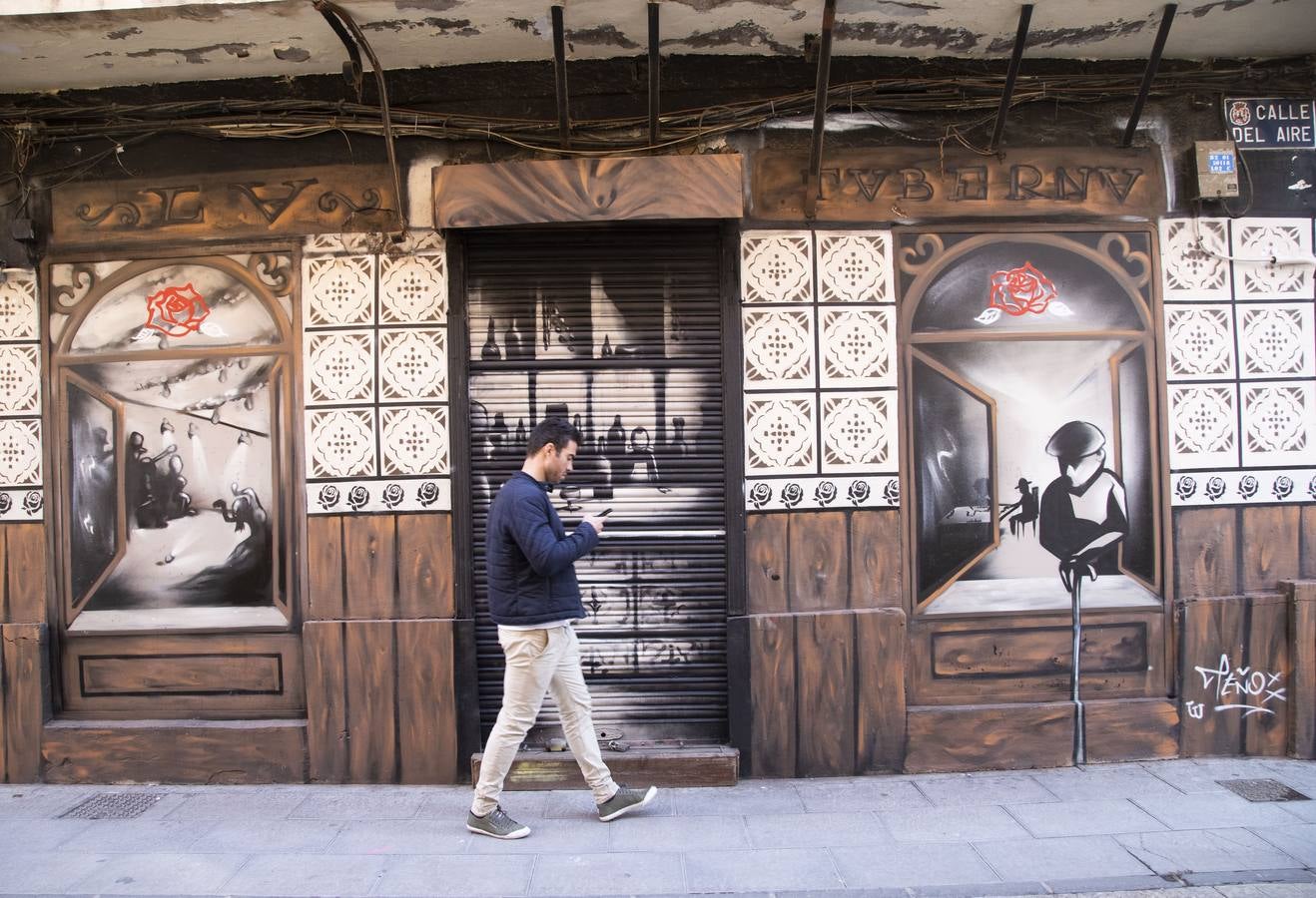 Grafiteros locales decoran, con variadas creaciones, las paredes de locales vacíos y solares pendientes de construir en las calles del Aire y Cuatro Santos