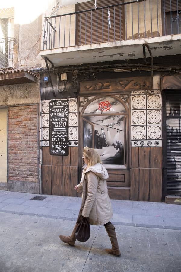 Grafiteros locales decoran, con variadas creaciones, las paredes de locales vacíos y solares pendientes de construir en las calles del Aire y Cuatro Santos