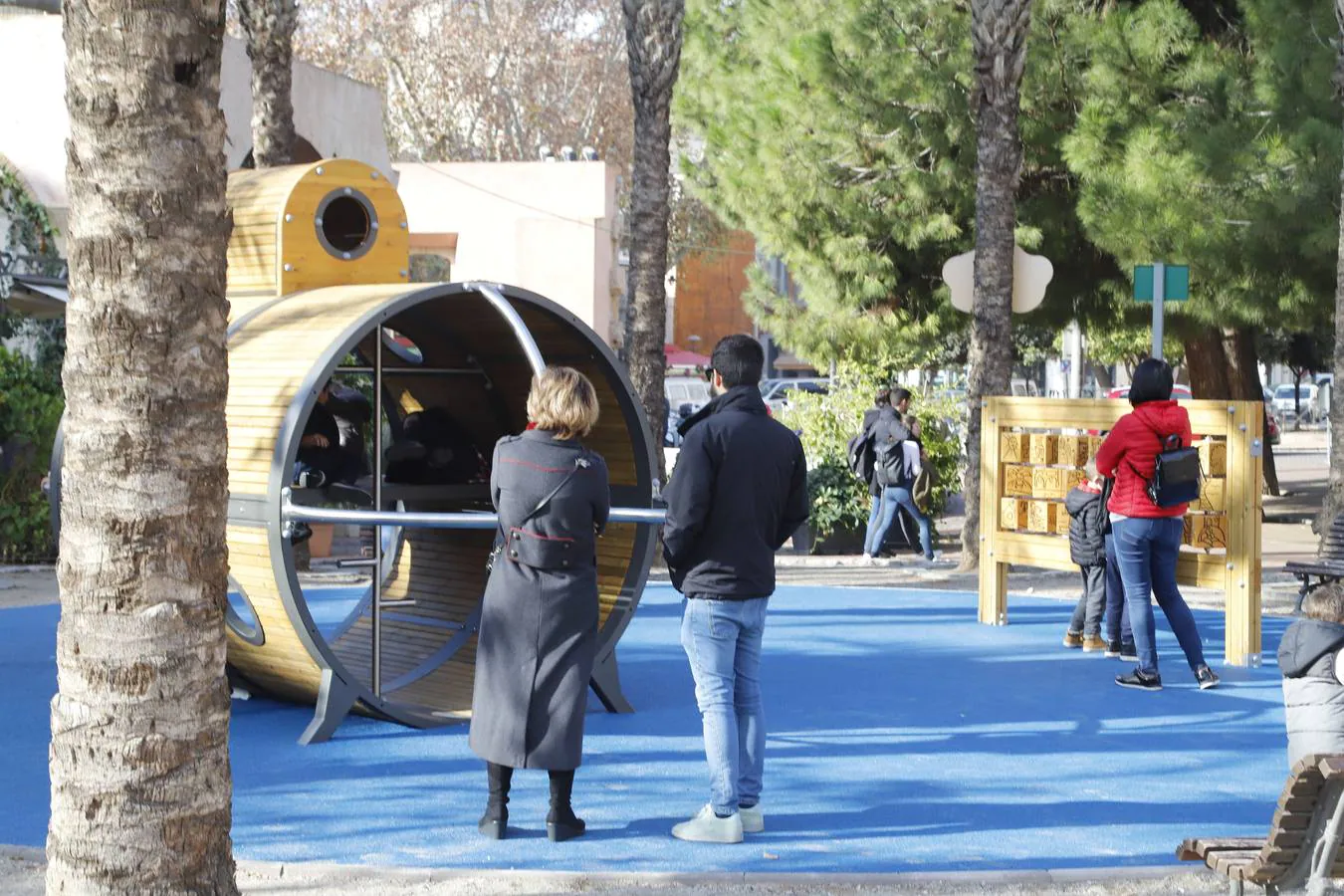 Los niños aprovechan la apertura de un parque infantil de Juan XXIII y degustan un roscón gratis en la Plaza del Ayuntamiento de Cartagena.